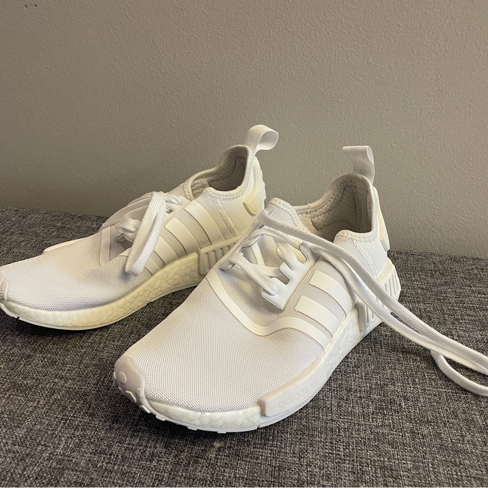 Adidas Boost white men’s size 7 women’s size 9 excellent condition